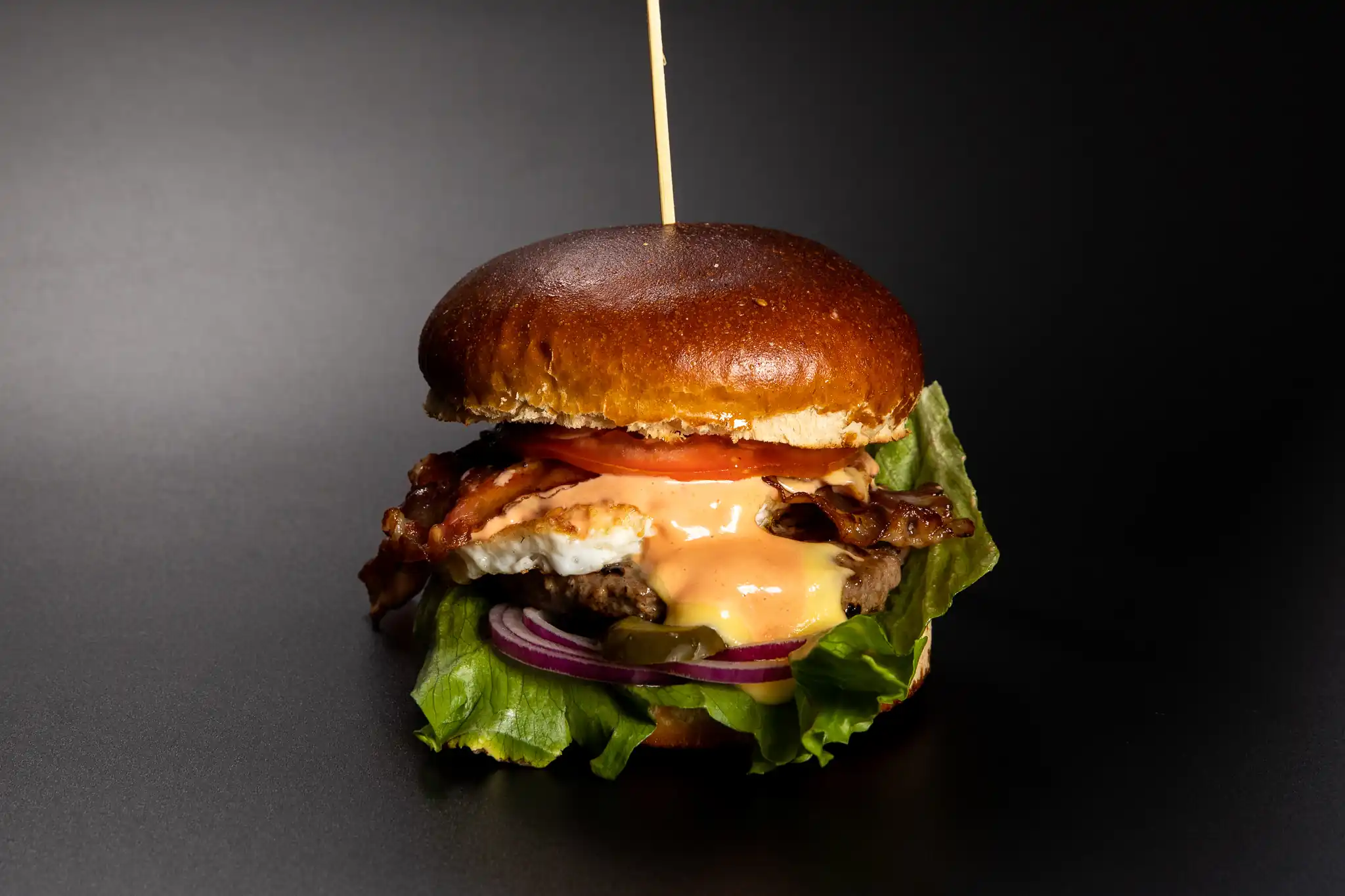 Saftiger Burger – Bild 2 – Speisekarte Black Forest Burger