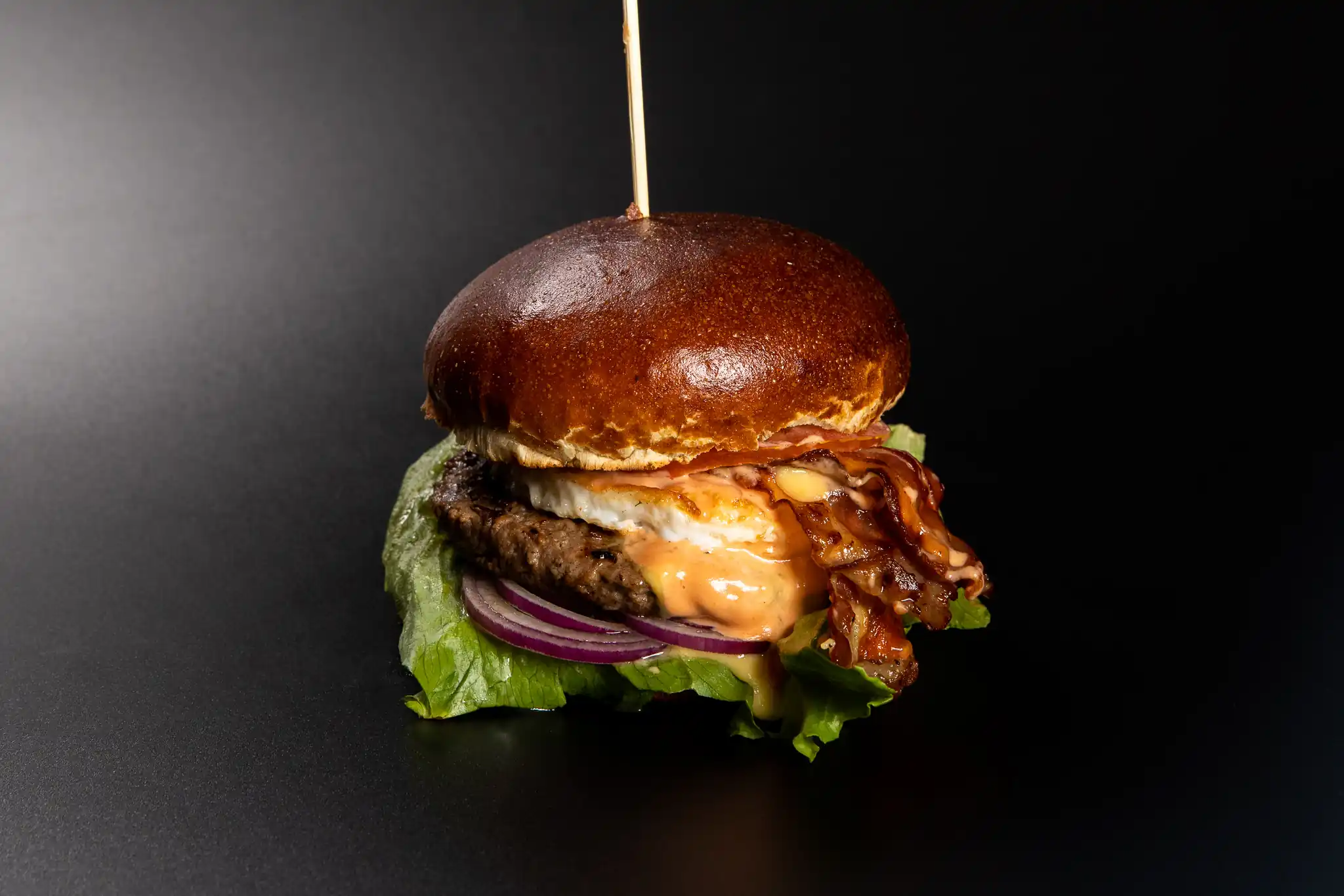 Saftiger Burger – Bild 4 – Speisekarte Black Forest Burger