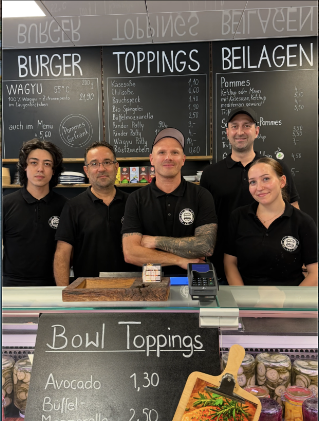 Julian, Fabi und das Team von Black Forest Burger